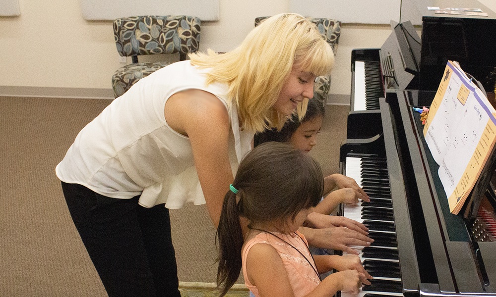 NTPPA teacher guiding young children at the piano